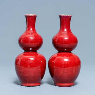 Une paire de vases de forme double gourde en porcelaine de Chine sang de boeuf monochrome, 19ème