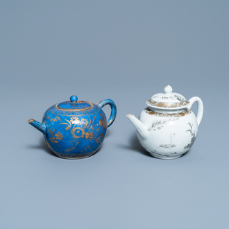 Een Chinese poederblauwe en vergulde theepot en een grisaille theepot, Kangxi/Yongzheng