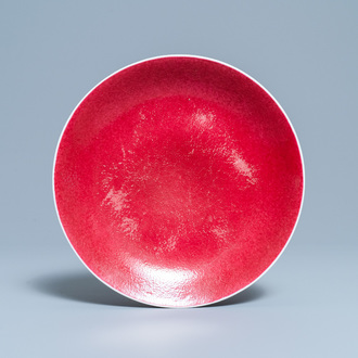 Un plat en porcelaine de Chine rouge de rubis monochrome, marque et époque de Jiaqing