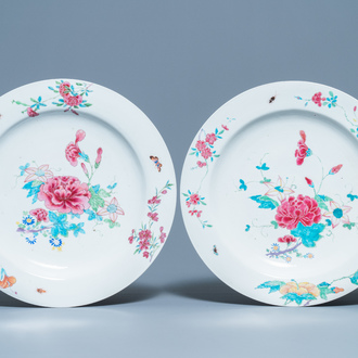Une paire de plats en porcelaine de Chine famille rose à décor floral, Yongzheng