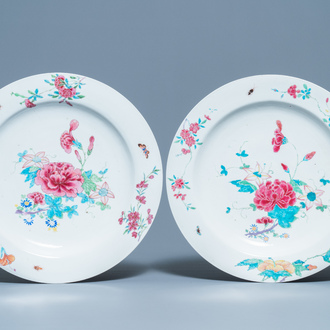 Een paar Chinese famille rose schotels met floraal decor, Yongzheng