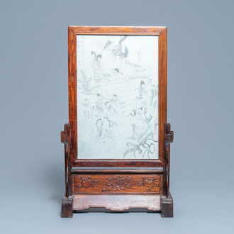Un écran de table en bois incrusté d'une plaque en porcelaine de Chine en grisaille, 19ème