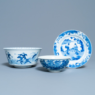 Deux bols et une assiette en porcelaine de Chine en bleu et blanc, 19ème et Kangxi