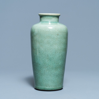 Een Chinese monochrome celadon vaas met craquelé glazuur, 19e eeuw
