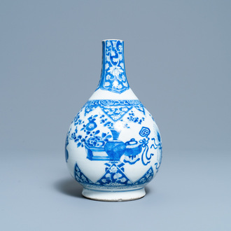 Een Chinese flesvormige blauw-witte vaas, Kangxi