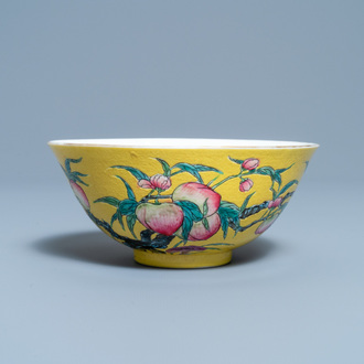 Un bol en porcelaine de Chine famille rose à fond jaune à décor de neuf pêches, marque et époque de Guangxu