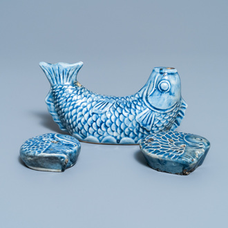 Trois compte-gouttes en forme de poisson en porcelaine de Corée en bleu monochrome, Joseon, 19ème