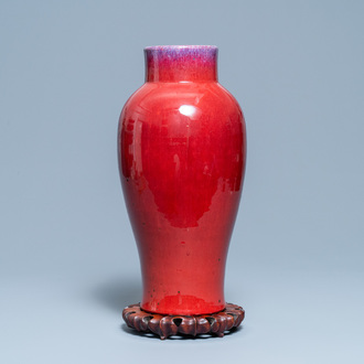 Een Chinese flambé-geglazuurde vaas, 19e eeuw