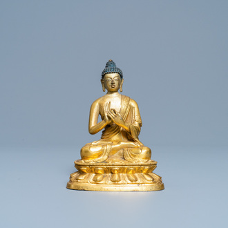 Une figure de Bouddha en bronze doré, Chine, Kangxi