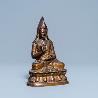 A Sino-Tibetan gilt bronze figure of a lama, 18/19th C.