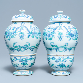 A pair of rare Chinese export porcelain urns and covers, Qianlong