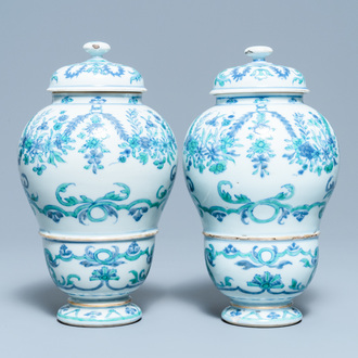 Une paire d'urnes couvertes en porcelaine de Chine d'exportation, Qianlong