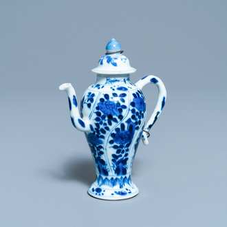 Une théière miniature en porcelaine de Chine en bleu et blanc, Kangxi