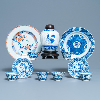 Een Chinese blauw-witte theebus, zes koppen, twee schotels en twee borden, Kangxi/Yongzheng