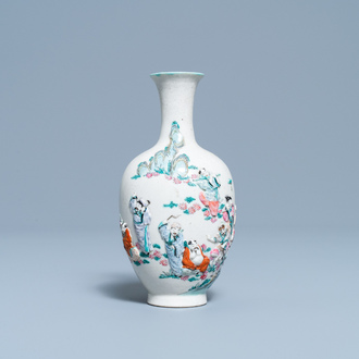 Un vase en porcelaine de Chine famille rose à décor d'immortels en relief, marque de Qianlong, 19ème