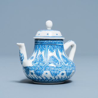 Une théière miniature en porcelaine de Chine pâte tendre en bleu et blanc, Kangxi