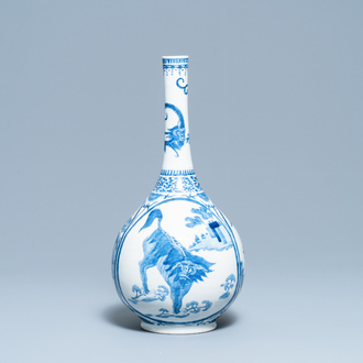 Un vase de forme bouteille en porcelaine de Chine en bleu et blanc à décor de qilins, 19ème