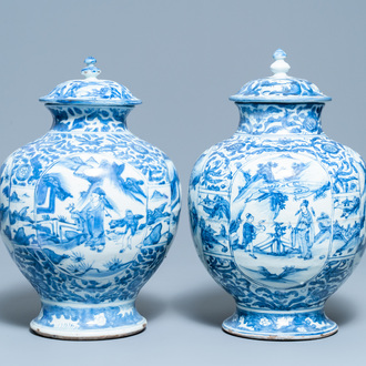 Twee Chinese blauw-witte dekselvazen, Wanli