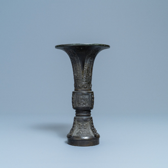 Een Chinese bronzen 'gu' vaas, Ming