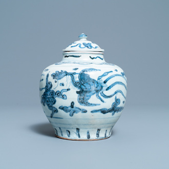 Un vase couvert en porcelaine de Chine en bleu et blanc à décor de phénix, Ming