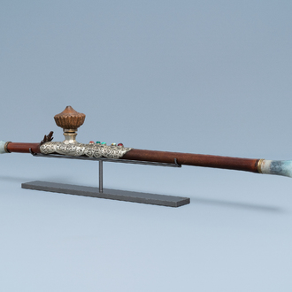 Een Chinese opiumpijp in bamboe, jadeïet en Yixing steengoed, 19e eeuw