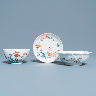 Deux bols et une coupe en porcelaine de style Kakiemon, Japon, Edo