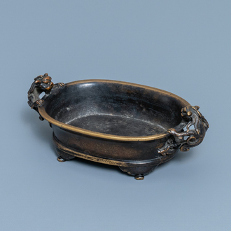 Un brûle-parfum en bronze aux anses en forme de chilong, marque de Xuande, Ming