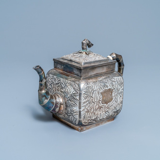 Een grote Chinese zilveren theepot met deksel, 19e eeuw
