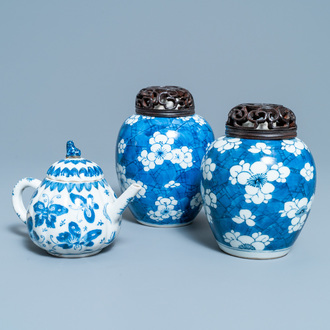 Een paar Chinese blauw-witte gemberpotten en een theepot, Kangxi