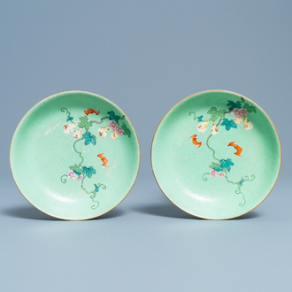 Une paire d'assiettes en porcelaine de Chine famille rose à fond vert sgraffiato, marque et époque de Qianlong
