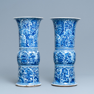 Une paire de grands vases en porcelaine de Chine en bleu et blanc à décor de longues dames, Kangxi