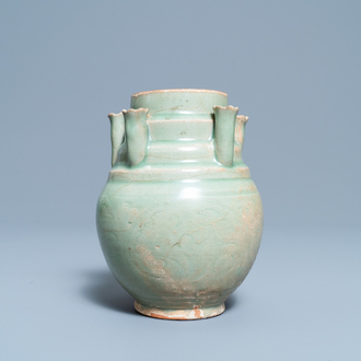 Een Chinese Longquan celadon urne met vijf tuiten, Song