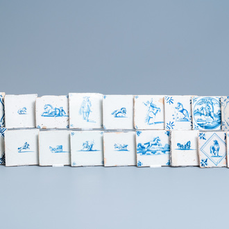 Dix-huit carreaux en faïence de Delft en bleu et blanc à sujet de chevaux, 17/18ème