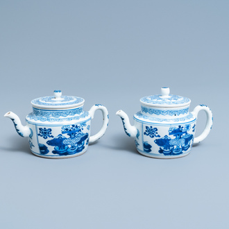 Een paar Chinese blauw-witte theepotten met antiquiteiten, Kangxi