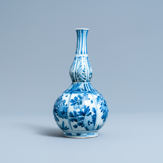 Een Chinese blauw-witte kalebasvaas met floraal decor, Wanli