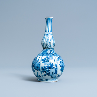 Un vase de forme double gourde en porcelaine de Chine en bleu et blanc, Wanli