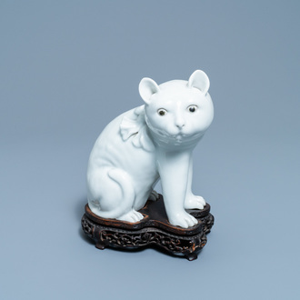 A Chinese Dehua blanc de Chine model of a cat on wooden stand, 19th C.