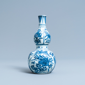 Een Chinese blauw-witte kalebasvaas met floraal decor, Wanli