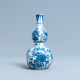 Un vase de forme double gourde en porcelaine de Chine en bleu et blanc, Wanli