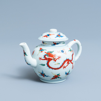Une théière couverte en porcelaine de Chine wucai à décor de dragons, République