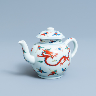 Een Chinese wucai 'draken' theepot met deksel, Republiek