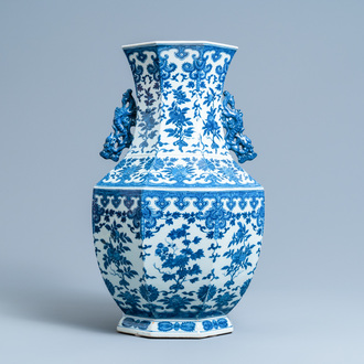 Een Chinese blauw-witte hexagonale 'hu' vaas met floraal decor, Qianlong merk, 19e eeuw