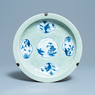 Un plat en porcelaine de Chine en bleu et blanc sur fond céladon, Qianlong