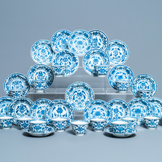 Zeventien Chinese blauw-witte koppen en tweeëntwintig schotels met floraal decor, Kangxi