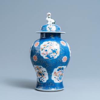 Een Chinese blauw-witte, ijzerrode en vergulde dekselvaas met poederblauwe fondkleur, Kangxi