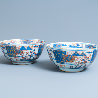 Une paire de bols en porcelaine de Chine de style Imari, Kangxi