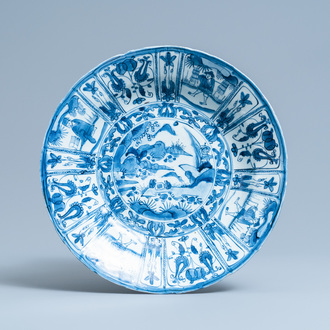 Un plat en porcelaine de Chine en bleu et blanc de type kraak à décor de joueurs de go, Wanli