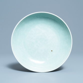 Un plat en porcelaine de Chine céladon monochrome à décor incisé, Qianlong