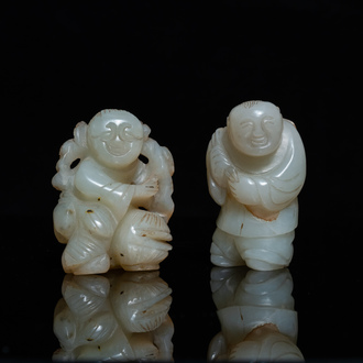 Deux figures de garçons en jade céladon sculpté, Chine, 19/20ème