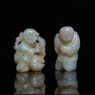 Twee Chinese celadon jade figuren van jongens, 19/20e eeuw